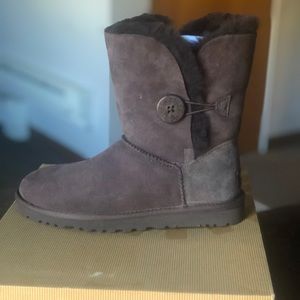**NEW Bailey Button Brown Uggs